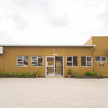 Ekamuti Town Lodge Oniihandi Екстериор снимка